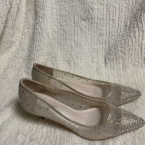 De Blossom Collection Beige net Rhinestone synthetic gold trim &kitten heel SZ10